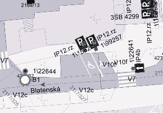 Situační nákres dopravního značení a parkovacích stání (vyhrazená parkovací stání pro invalidy označená dopravními značkami IP12.rz a IP4b, V10f, V7 přechod pr…