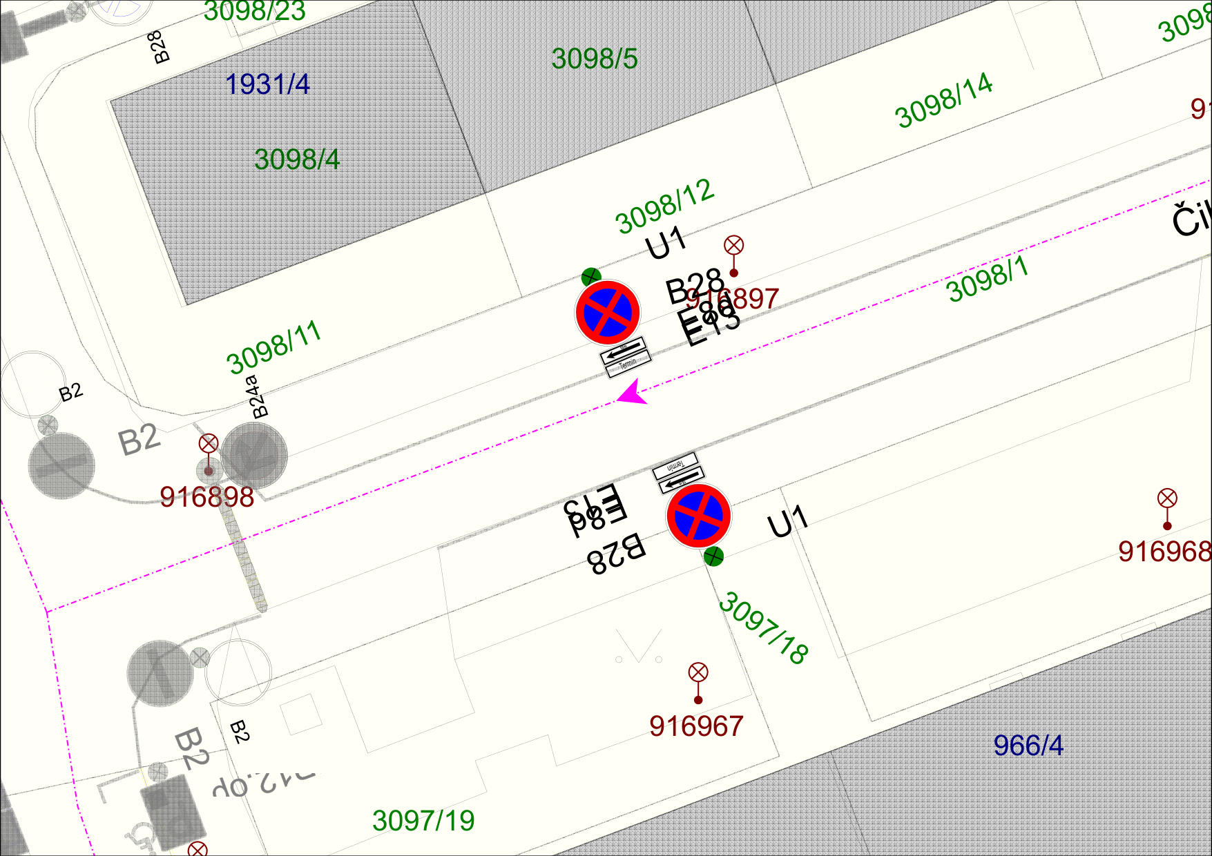 Situační nákres dopravního značení na pozemcích. Mapa obsahuje parcely č. 3098/23, 1931/4, 3098/4, 3098/5, 3098/14, 3098/12, 3098/11, 3097/18, 3097/19, 966/4. Jsou zde vyznačeny dopravní značky B28 (zákaz zastavení) s dodatkovými tabulkami E13 a šipkami určujícími směr platnosti. Dále jsou v mapě uvedena identifikační čísla bodů (např. 916898, 916897, 916967, 916968) a označení U1.