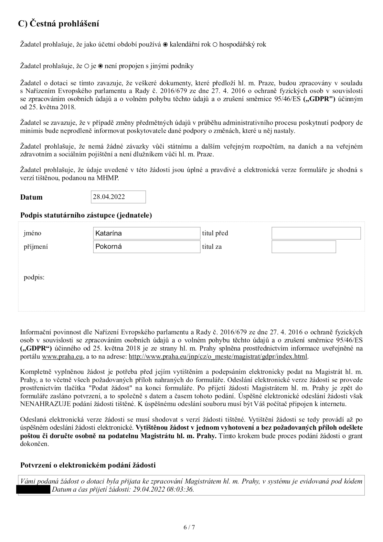 Čestné prohlášení žadatele o dotaci. Žadatel používá kalendářní rok a není propojen s jinými podniky. Žadatel se zavazuje k dodržování GDPR, informování o změnách údajů, potvrzuje bezdlužnost vůči státu a pravdivost údajů. Datum: 28.04.2022. Jméno žadatele: Katarína Pokorná. Dokument obsahuje poučení o informační povinnosti dle GDPR, pokyny k podání žádosti (elektronicky a následně fyzicky) a potvrzení o elektronickém podání ze dne 29.04.2022 v 08:03:36.