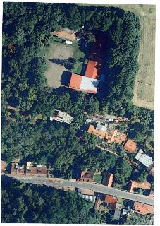 Ortofotomapa území s vyznačenými katastrálními parcelami a čísly popisnými budov. Viditelná čísla parcel: 706, 705/3, 704/7, 703/8, 57/2. Čísla popisná budov:…