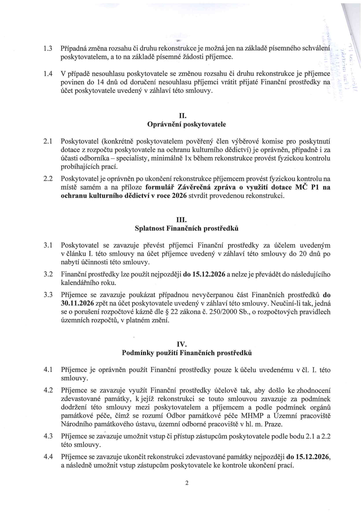 Strana 2 smlouvy o poskytnutí dotace na ochranu kulturního památky. Obsahuje body: 1.3 (změna rozsahu rekonstrukce), 1.4 (nesouhlas poskytovatele), II. Oprávnění poskytovatele (fyzické kontroly), III. Splatnost finančních prostředků (převod do 20 dnů, použití do 15.12.2026, vrácení nevyčerpaných prostředků do 30.11.2026), IV. Podmínky použití finančních prostředků (účelové použití, dodržení podmínek památkové péče MHMP a NPÚ, umožnění vstupu zástupcům poskytovatele, ukončení rekonstrukce do 15.12.2026).