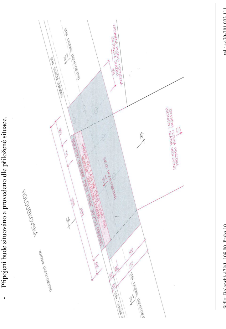 Situační nákres připojení na pozemní komunikaci (ulice Holoubkovská). Obsahuje technické parametry: sjezd (asfaltobeton), varovný pás šířky 400 mm (Best Klasiko Pro nevidomé 200/100/80 červená), nájezdový obrubník (300/220 přírodní), zpevněná pochozí plocha (betonová dlažba) a zpevněná pojízdná plocha (betonová dlažba vegetační). Jsou vyznačeny rozměry v milimetrech (např. 5550, 3440, 745, 865, 1950, 2350, 300, 400, 500, 900). V patičce je uvedeno sídlo: Boloňská 478/1, 109 00 Praha 10 a telefonní číslo +420 281 003 111.