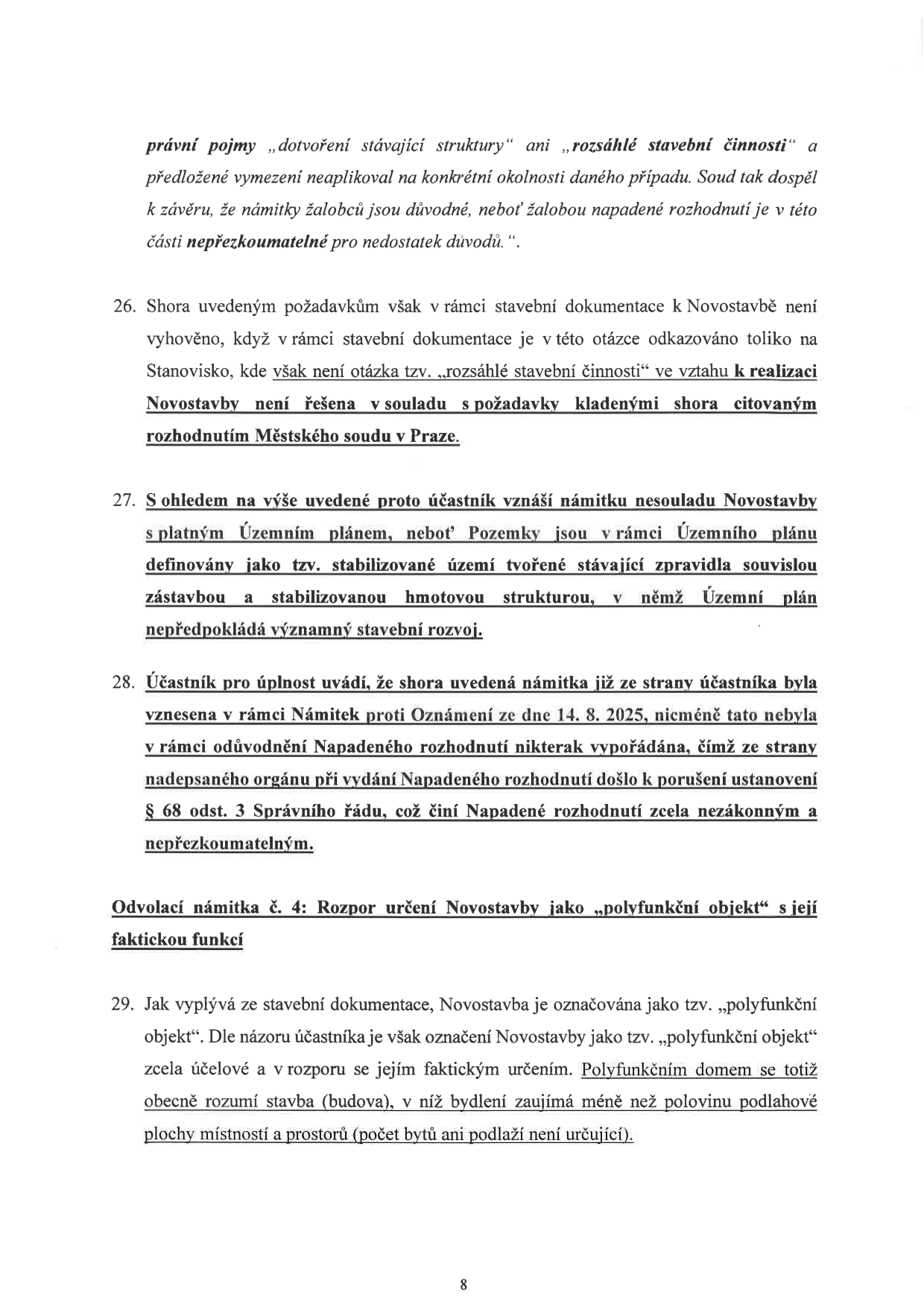 Strana 8 právního dokumentu obsahující body 26 až 29. Bod 26: Námitka ohledně nedostatečného řešení 'rozsáhlé stavební činnosti' v souladu s rozhodnutím Městského soudu v Praze. Bod 27: Námitka nesouladu novostavby s platným Územním plánem, kde jsou pozemky definovány jako stabilizované území. Bod 28: Upozornění na procesní pochybení správního orgánu, který se nevypořádal s námitkami ze dne 14. 8. 2025, čímž došlo k porušení § 68 odst. 3 Správního řádu. Bod 29: Odvolací námitka č. 4 týkající se rozporu označení novostavby jako 'polyfunkční objekt' s její faktickou funkcí, s definicí polyfunkčního domu jako stavby, kde bydlení zaujímá méně než polovinu podlahové plochy.