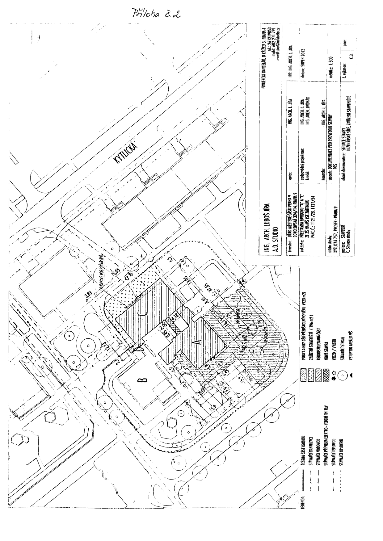 Situační výkres stavby 'Přestavba pavilonů A a C ze ZŠ na MŠ (se zázemím)' na adrese Kytlická 757, Praha 9. Dokument obsahuje technické údaje o pozemku, rozměry objektů (pavilon A, B), legendu inženýrských sítí a značení (stávající konstrukce, nová stavba, rekonstruovaná část). Projektant: Ing. arch. Luboš Jíra, A.D. Studio, Praha 4. Datum: srpen 2012. Měřítko: 1:500. Investor: Úřad městské části Praha 9.