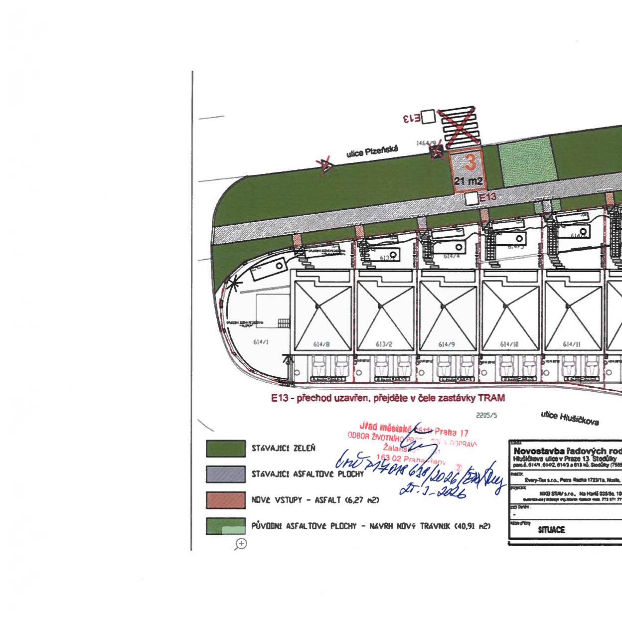 Koordinační situace stavby rodinných domů s vyznačením úprav povrchů a zeleně.