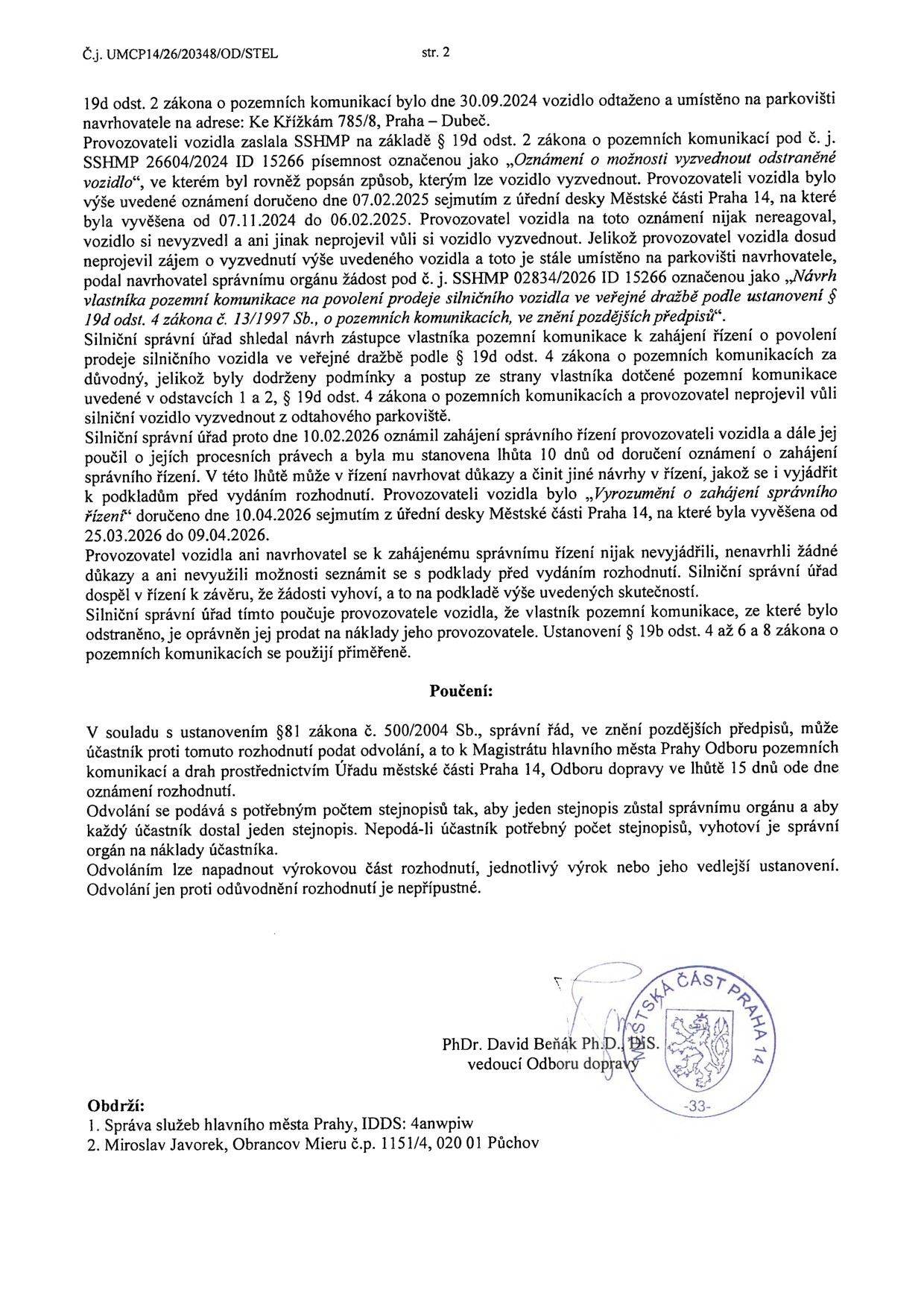 Druhá strana úředního rozhodnutí č.j. UMCP14/26/20348/OD/STEL. Dokument popisuje proces odtažení vozidla dne 30.09.2024 na parkoviště Ke Křížkám 785/8, Praha – Dubeč. Uvádí, že provozovatel vozidla (Miroslav Javorek) na výzvy k vyzvednutí nereagoval, a proto bylo zahájeno správní řízení o povolení prodeje vozidla ve veřejné dražbě. Rozhodnutí obsahuje poučení o možnosti odvolání k Magistrátu hlavního města Prahy ve lhůtě 15 dnů. Dokument je podepsán PhDr. Davidem Beňákem Ph.D., DiS., vedoucím Odboru dopravy Městské části Praha 14.