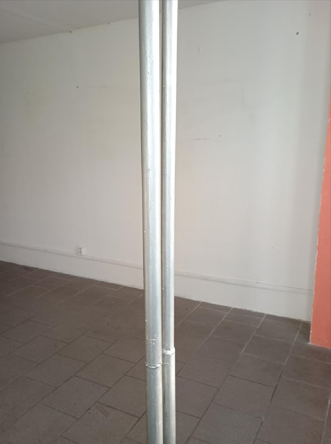 Fotografie interiéru budovy, pravděpodobně dokumentující stav nemovitosti.