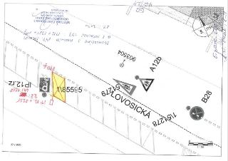 Situační nákres dopravního značení a parkovacích míst na ulici Lovosická, k. ú. Prosek, Praha 9. Obsahuje značky B28, A12b, IP12.rz (vyhrazené parkoviště), kót…