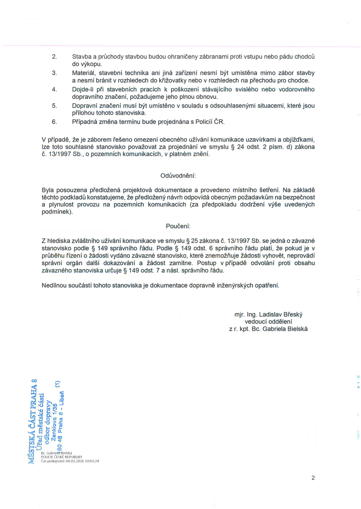 Druhá strana úředního rozhodnutí (stanoviska) Policie ČR. Obsahuje body podmínek: 2. Zabezpečení výkopů zábranami, 3. Umístění materiálu a techniky mimo zábor, 4. Povinnost obnovy poškozeného dopravního značení, 5. Soulad s odsouhlasenými situacemi, 6. Změny termínů projednat s Policií ČR. Dále obsahuje právní poučení o závaznosti stanoviska dle zákona č. 13/1997 Sb. a správního řádu. Dokument podepsal mjr. Ing. Ladislav Břeský (vedoucí oddělení) v zastoupení kpt. Bc. Gabrielou Bielskou. V patičce je uvedena adresa: MĚSTSKÁ ČÁST PRAHA 8, Úřad městské části, odbor dopravy, Zenklova 1/35, 180 48 Praha 8 - Libeň. Čas podpisu: 04.03.2026 10:03:24.