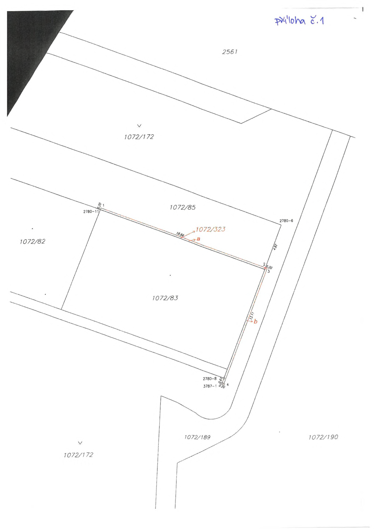 Výřez z katastrální mapy (příloha č. 1) znázorňující parcelu č. 1072/83 a její okolí. V mapě jsou vyznačeny parcely č. 1072/172, 1072/85, 1072/323, 1072/82, 1072/189, 1072/190 a 2561. Jsou zde uvedena čísla bodů (2780-11, 2780-6, 2780-8, 3787-1) a rozměry hranic (např. 18.66, 4.82, 13.11, 0.20). Červeně jsou vyznačeny hranice a body označené písmeny 'a' a 'b'.