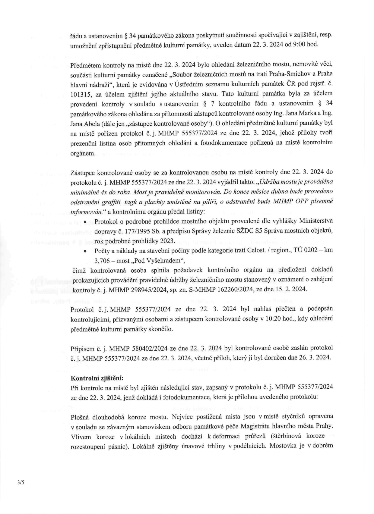 Strana 3/5 úředního dokumentu týkajícího se kontroly kulturní památky 'Soubor železničních mostů na trati Praha-Smíchov a Praha hlavní nádraží' (rejstř. č. 101315). Dokument popisuje průběh kontroly ze dne 22. 3. 2024, vyjádření zástupce kontrolované osoby (údržba mostu, odstranění graffiti do konce dubna) a kontrolní zjištění: plošná dlouhodobá koroze, deformace průřezů (štěrbinová koroze, rozestoupení pásnic) a únavové trhliny v podélnících. Uvedeny protokoly č. j. MHMP 555377/2024, MHMP 298945/2024 a MHMP 580402/2024.