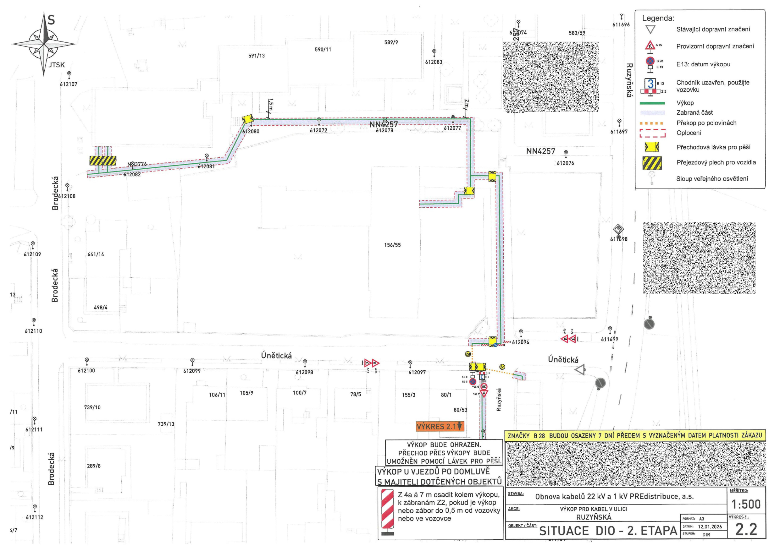 Situační nákres DIO (dopravně inženýrského opatření) pro 2. etapu stavby 'Obnova kabelů 22 kV a 1 kV PREdistribuce, a.s.' v ulici Ružynská. Plán obsahuje zákres výkopových prací, umístění dopravního značení, přechodových lávek a přejezdových plechů. Legenda obsahuje: stávající dopravní značení, provizorní dopravní značení, datum výkopu (E13), značení pro uzavřený chodník, výkop, zábrannou část, překop po polovinách, oplocení, přechodovou lávku pro pěší, přejezdový plech pro vozidla a sloup veřejného osvětlení. Textové poznámky: 'Výkop bude ohrazen. Přechod přes výkopy bude umožněn pomocí lávek pro pěší. Výkop u vjezdů po domluvě s majiteli dotčených objektů.', 'Z 4a a 7 m osadit kolem výkopu, k zábranám Z2, pokud je výkop nebo zábor do 0,5 m od vozovky nebo ve vozovce', 'Značky B 28 budou osazeny 7 dní předem s vyznačeným datem platnosti zákazu'. Datum vyhotovení: 12.01.2026. Měřítko: 1:500. Výkres č. 2.2.