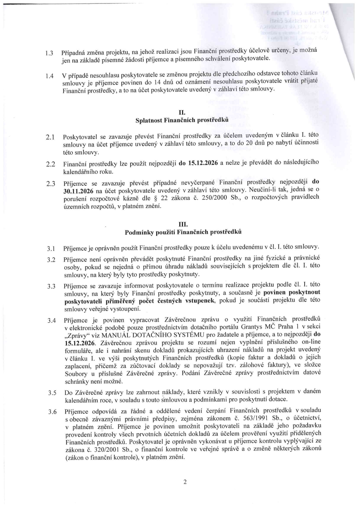 Strana 2 smlouvy o poskytnutí dotace. Obsahuje články: 1.3 (změna projektu), 1.4 (vrácení prostředků při nesouhlasu), II. Splatnost Finančních prostředků (2.1 převod prostředků do 20 dnů, 2.2 použití do 15.12.2026, 2.3 vrácení nevyčerpaných prostředků do 30.11.2026), III. Podmínky použití Finančních prostředků (3.1 účelové určení, 3.2 zákaz převodu, 3.3 informační povinnost a čestné vstupenky, 3.4 povinnost vypracovat Závěrečnou zprávu přes dotační portál Grantys MČ Praha 1 do 15.12.2026, 3.5 uznatelnost nákladů v daném roce, 3.6 vedení účetnictví a povinnost umožnit kontrolu dle zákona č. 320/2001 Sb.).