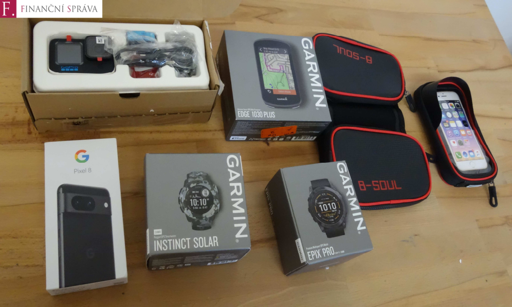 Fotografie elektroniky a příslušenství, pravděpodobně předměty dražby nebo majetek v exekuci.