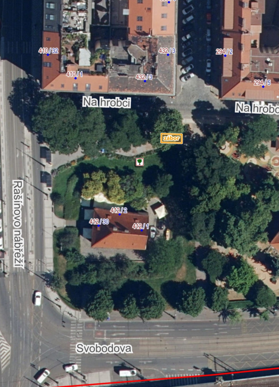 Ortofotomapa území s vyznačenými parcelami a čísly popisnými v okolí ulic Rašínovo nábřeží a Na Hrobci.