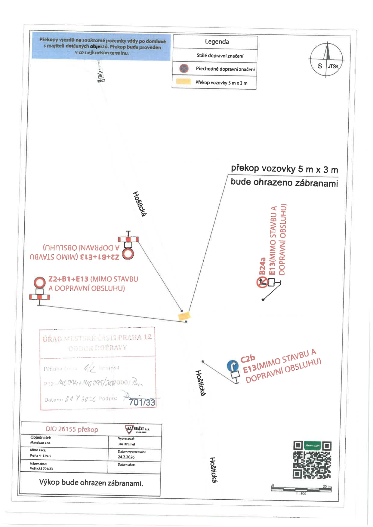 Situační nákres dopravního značení (DIO 26155) pro překop vozovky o rozměrech 5 m x 3 m v ulici Hoštická, Praha 4 - Libuš. Dokument obsahuje: 1) Informaci, že překopy vjezdů na soukromé pozemky budou provedeny po domluvě s majiteli. 2) Legenda: stálé dopravní značení, přechodné dopravní značení, překop vozovky. 3) Značení: Z2+B1+E13 (mimo stavbu a dopravní obsluhu), B24a+E13 (mimo stavbu a dopravní obsluhu), C2b+E13 (mimo stavbu a dopravní obsluhu). 4) Razítko: Úřad městské části Praha 12, odbor dopravy, datum 21. 5. 2026, spis P12 146094+146095/2026/DOP/Ba, č. 701/33. 5) Informace o projektu: Objednatel Manabau s.r.o., vypracoval Jan Himmel, datum vypracování 24.2.2026, místo akce Hoštická 701/33.
