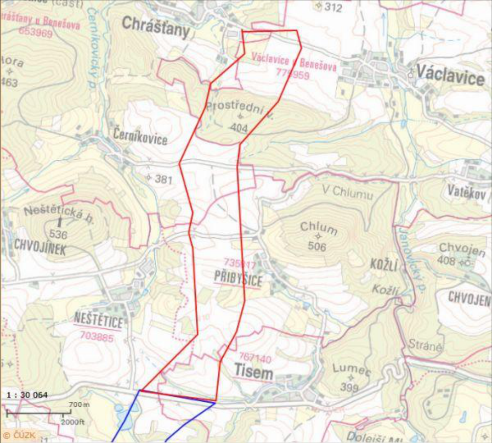 Katastrální mapa zobrazující území v okolí obcí Václavice u Benešova, Chrášťany, Černíkovice, Přibyšice, Neštětice a Tisem. V mapě je červenou barvou vyznačena hranice zájmového území. Obsahuje měřítko 1 : 30 064, vzdálenostní úsečky 700 m a 2000 ft, a označení katastrálních území: Václavice u Benešova (779959), Přibyšice (735117), Neštětice (703885) a Tisem (767140). Dále jsou v mapě uvedeny názvy lokalit a vrcholy (např. Prostřední v. 404, 381, Neštětická h. 536, Chlum 506, Lumec 399, Chvojen 408) a vodní toky (Černíkovický p., Janovický p.). V levém dolním rohu je uvedeno logo ČÚZK.
