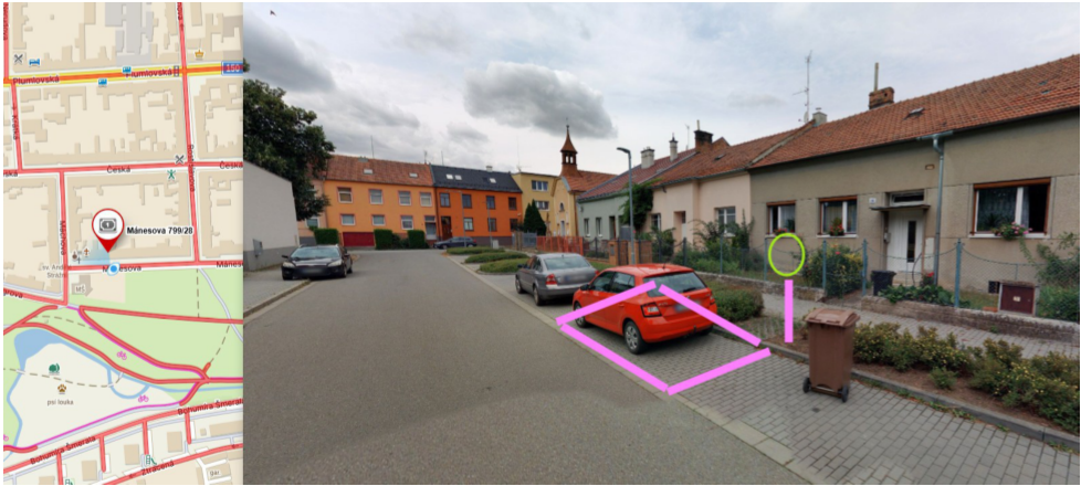 Situační fotografie a mapa lokality Mánesova 799/28. Mapa zobrazuje ulici Mánesova a okolní ulice (Plumlovská, Česká, Bohumíra Šmerala). Fotografie zachycuje parkovací místo (vyznačené růžovým obdélníkem) před domem v ulici Mánesova.