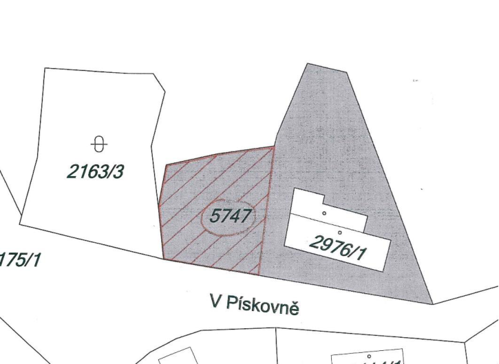 Výřez z katastrální mapy zobrazující parcelu č. 5747 (vyznačenou šrafováním) sousedící s parcelou č. 2976/1 (se stavbou) a parcelou č. 2163/3. V dolní části je uvedena ulice 'V Pískovně'.