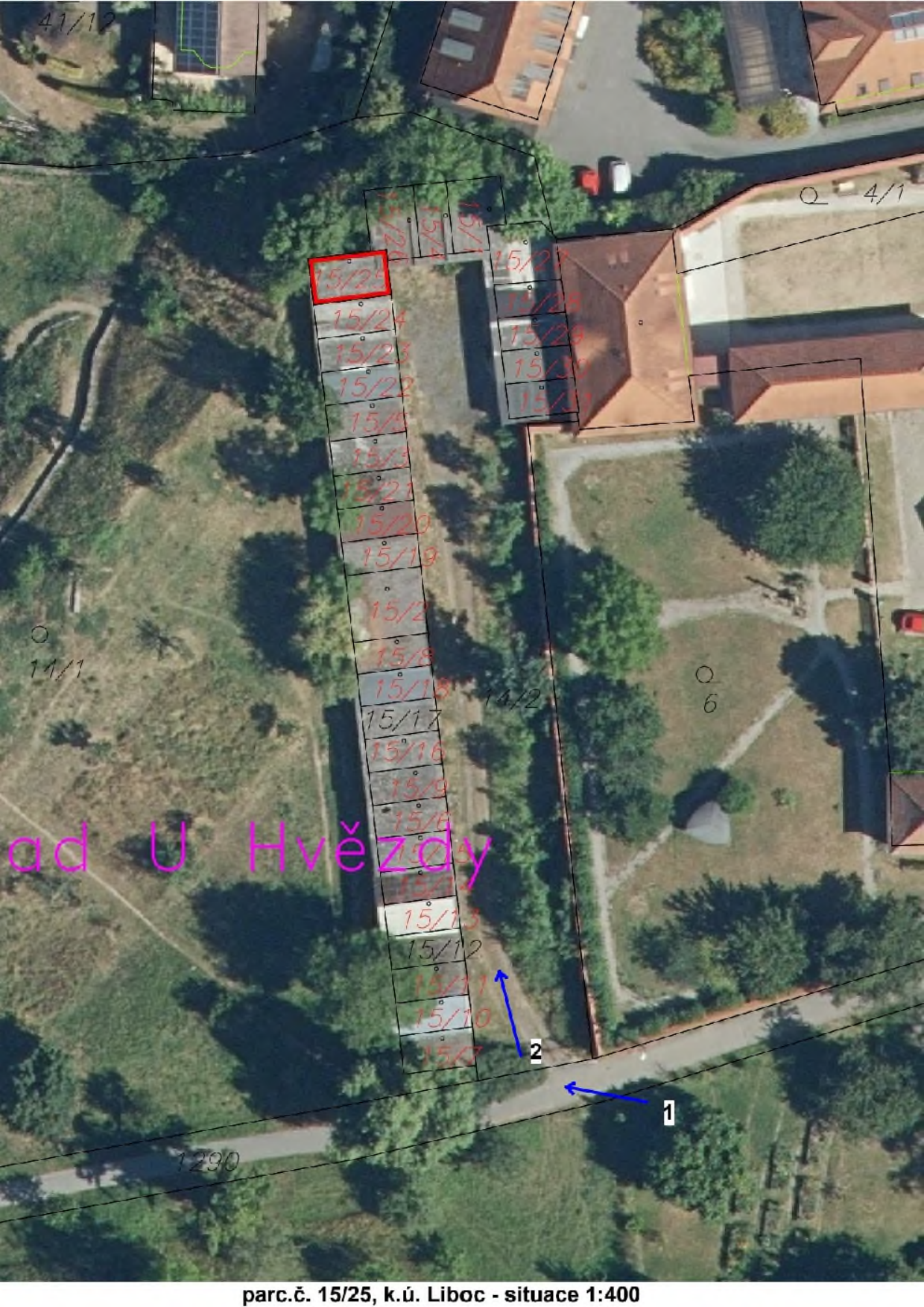 Situační nákres parcely č. 15/25 v katastrálním území Liboc. Obrázek zobrazuje ortofotomapu řady garáží, kde je červeným rámečkem zvýrazněna parcela č. 15/25. V mapě jsou vyznačena čísla okolních parcel (např. 15/24, 15/23, 15/22, 15/21, 15/20, 15/19, 15/2, 15/8, 15/18, 15/17, 15/16, 15/9, 15/6, 15/13, 15/12, 15/11, 15/10, 15/7, 15/26, 15/27, 15/28, 15/29, 15/30, 15/31, 41/12, 4/1, 14/2, 11/1, 1290). Modré šipky s čísly 1 a 2 označují přístupové cesty. Text v dolní části: 'parc.č. 15/25, k.ú. Liboc - situace 1:400'.