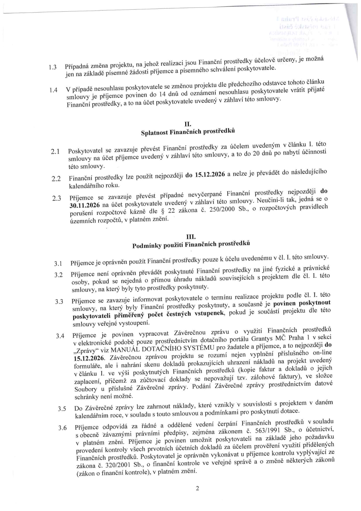 Strana 2 smlouvy o poskytnutí finančních prostředků. Obsahuje body: 1.3 (změna projektu), 1.4 (nesouhlas poskytovatele), II. Splatnost finančních prostředků (body 2.1-2.3, termíny 15.12.2026 a 30.11.2026), III. Podmínky použití finančních prostředků (body 3.1-3.6, povinnost předložit Závěrečnou zprávu přes dotační portál Grantys MČ Praha 1 do 15.12.2026, povinnost vést účetnictví a umožnit kontrolu dle zákona č. 320/2001 Sb.).