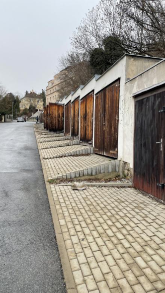 Fotografie řadových garáží, pravděpodobně jako podklad pro stavební řízení nebo územní plánování.