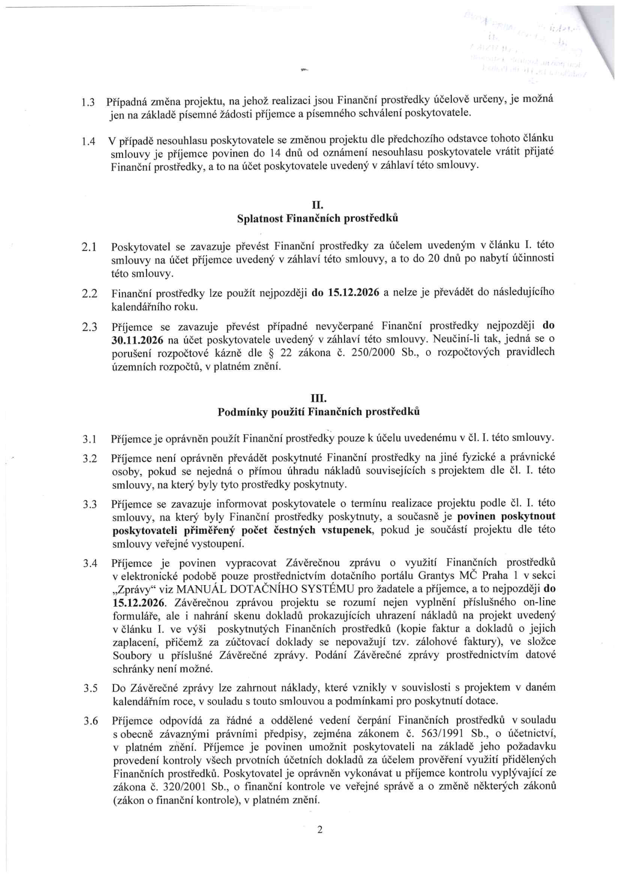 Strana 2 smlouvy o poskytnutí finančních prostředků. Obsahuje body: 1.3 (změna projektu), 1.4 (nesouhlas poskytovatele), II. Splatnost finančních prostředků (2.1 převod prostředků do 20 dnů, 2.2 použití do 15.12.2026, 2.3 vrácení nevyčerpaných prostředků do 30.11.2026), III. Podmínky použití finančních prostředků (3.1 účelové určení, 3.2 zákaz převodu na jiné osoby, 3.3 informační povinnost a poskytnutí čestných vstupenek, 3.4 povinnost vypracovat Závěrečnou zprávu přes dotační portál Grantys MČ Praha 1 do 15.12.2026, 3.5 uznatelnost nákladů v daném kalendářním roce, 3.6 vedení účetnictví a povinnost umožnit kontrolu dle zákona č. 563/1991 Sb. a č. 320/2001 Sb.).