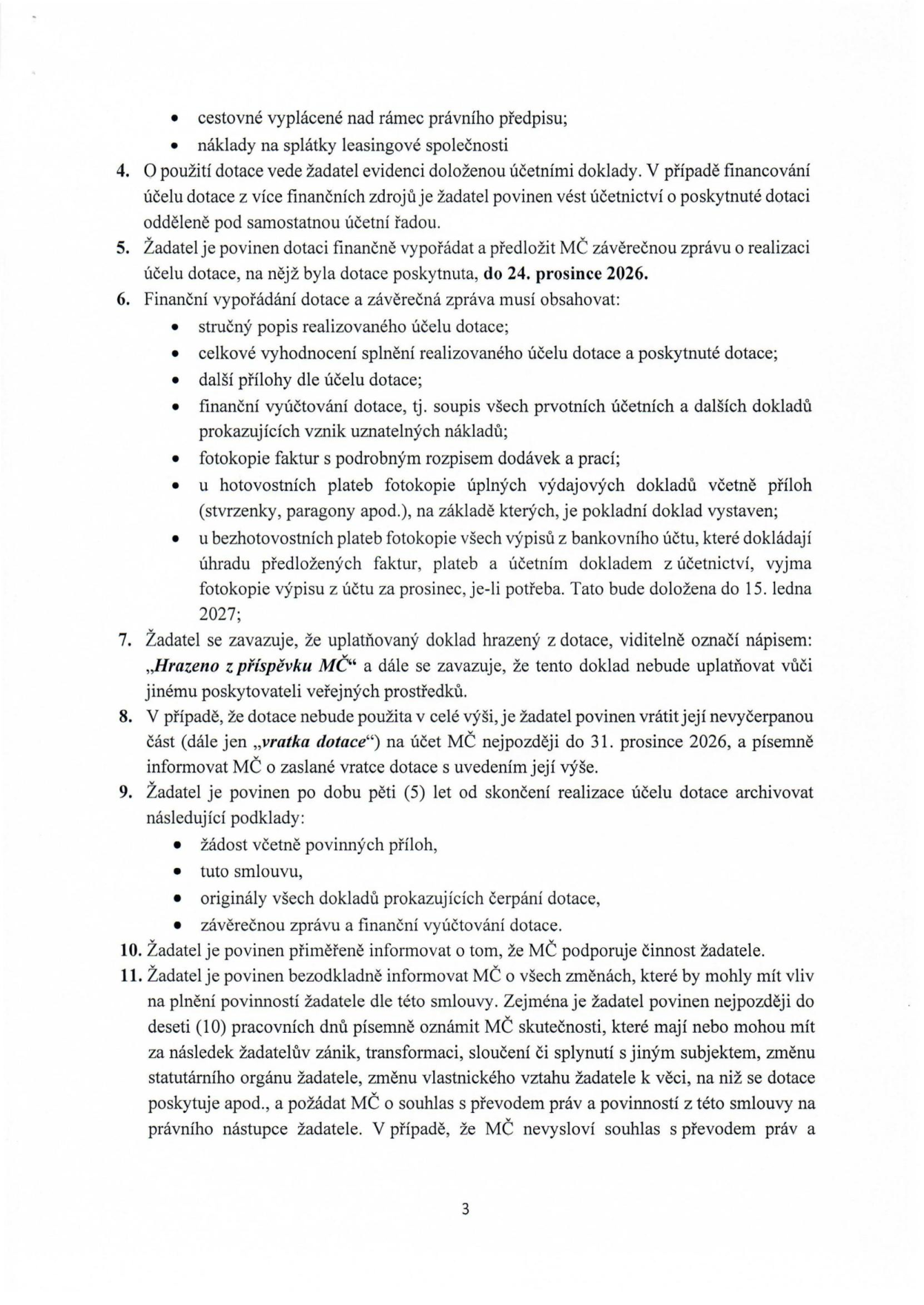 Strana 3 smlouvy o poskytnutí dotace obsahující body 4 až 11: 4. Povinnost vést oddělenou účetní evidenci dotace. 5. Povinnost předložit závěrečnou zprávu do 24. prosince 2026. 6. Náležitosti závěrečné zprávy (popis účelu, vyhodnocení, přílohy, finanční vyúčtování, faktury, doklady o platbách). 7. Povinnost označit doklady nápisem 'Hrazeno z příspěvku MČ'. 8. Povinnost vrátit nevyčerpanou část dotace do 31. prosince 2026. 9. Povinnost archivovat dokumentaci po dobu 5 let. 10. Povinnost informovat o podpoře ze strany MČ. 11. Povinnost bezodkladně informovat MČ o změnách (zánik, transformace, změna statutárního orgánu) do 10 pracovních dnů.