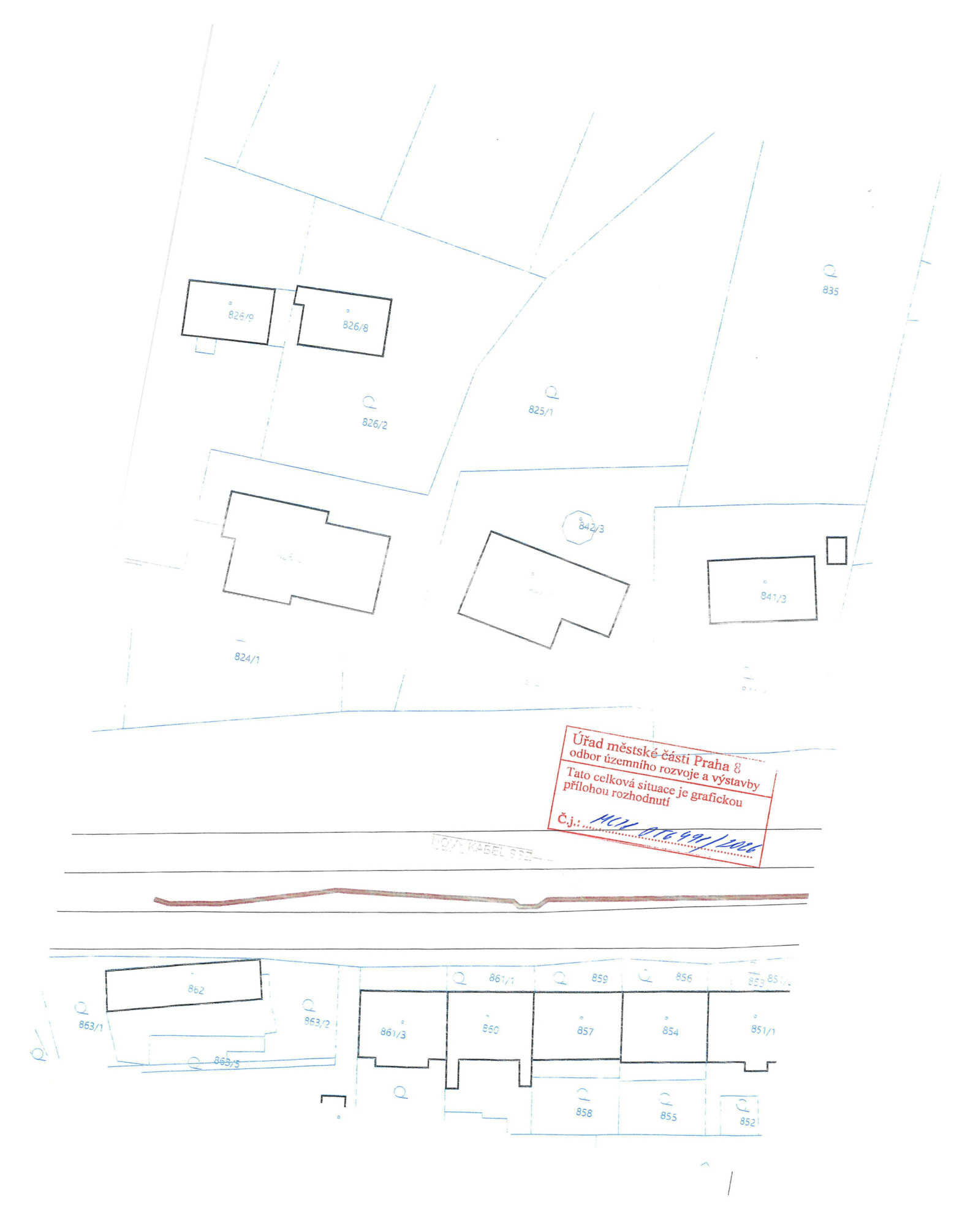 Katastrální situační výkres se zástavbou a vyznačeným inženýrským kabelem, opatřený úředním razítkem.