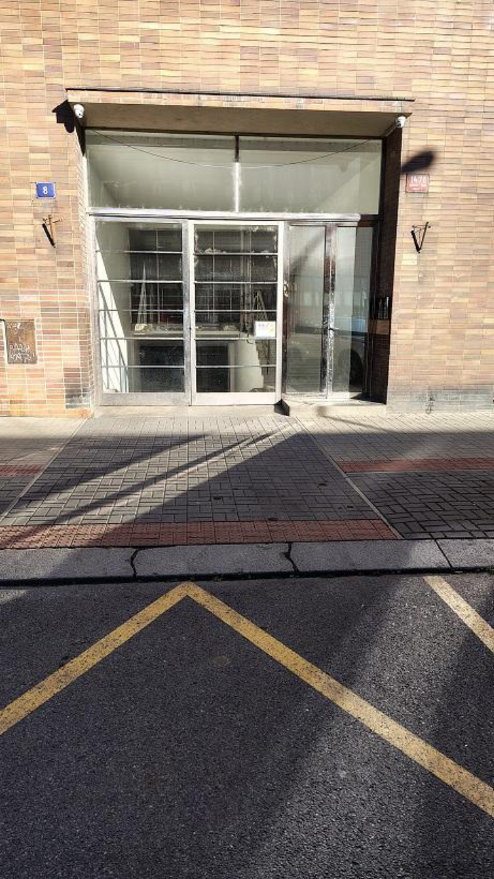 Fotografie exteriéru budovy, pravděpodobně dotčené stavby nebo předmětného místa.