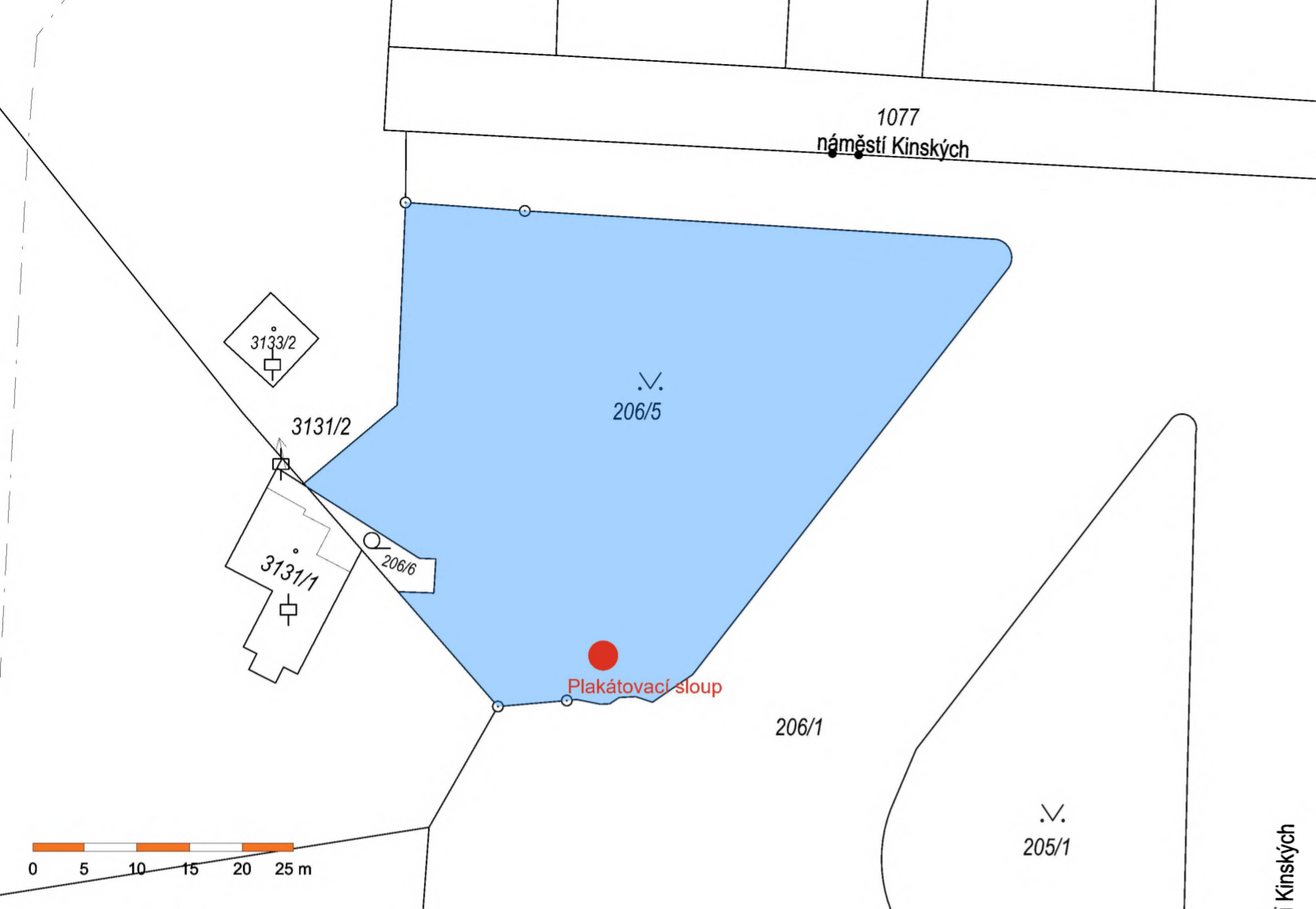 Situační nákres katastrální mapy v oblasti náměstí Kinských. Zobrazeny parcely č. 206/5 (vybarvena modře), 206/1, 206/6, 3131/1, 3131/2, 3133/2 a 1077. Červeným bodem je v parcele 206/5 vyznačeno umístění plakátovacího sloupu. Součástí je grafické měřítko (0-25 m).