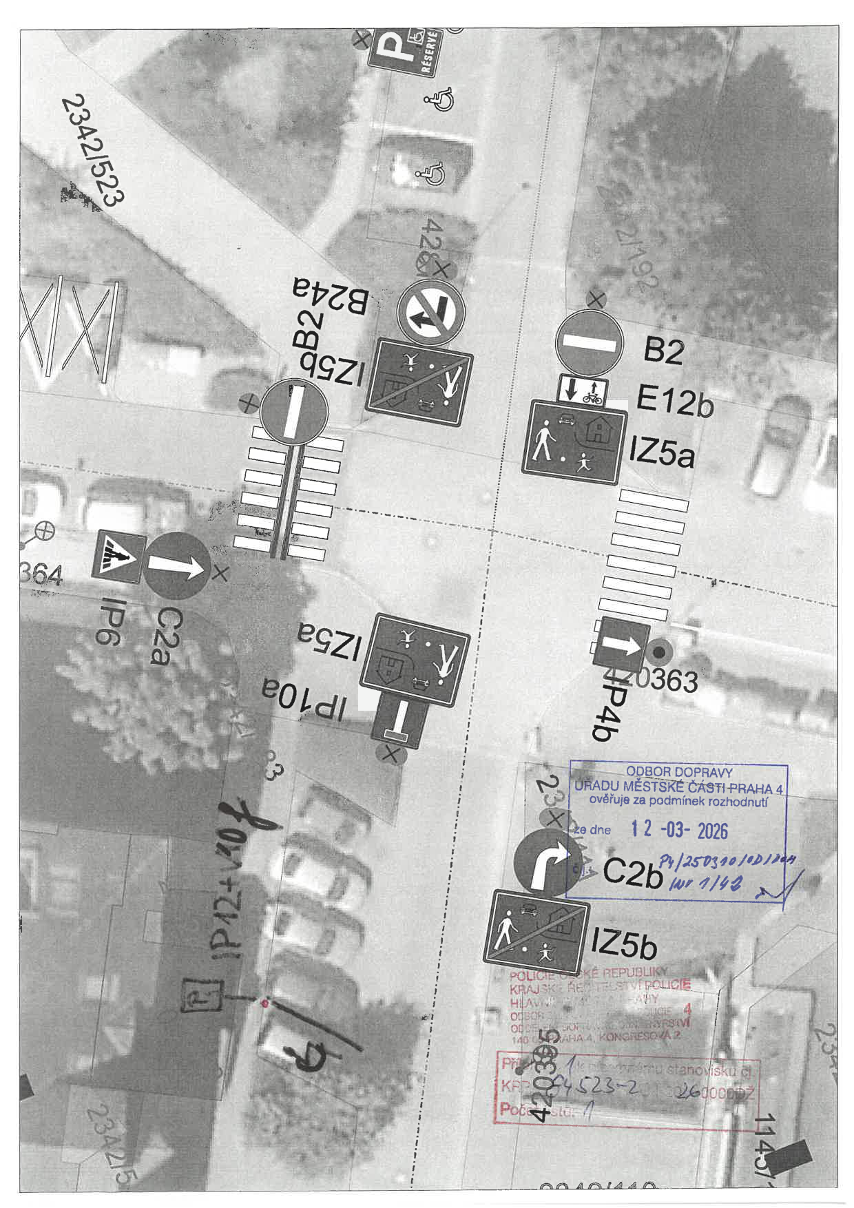 Dopravně-inženýrské situační schéma umístění dopravního značení v křížení ulic.
