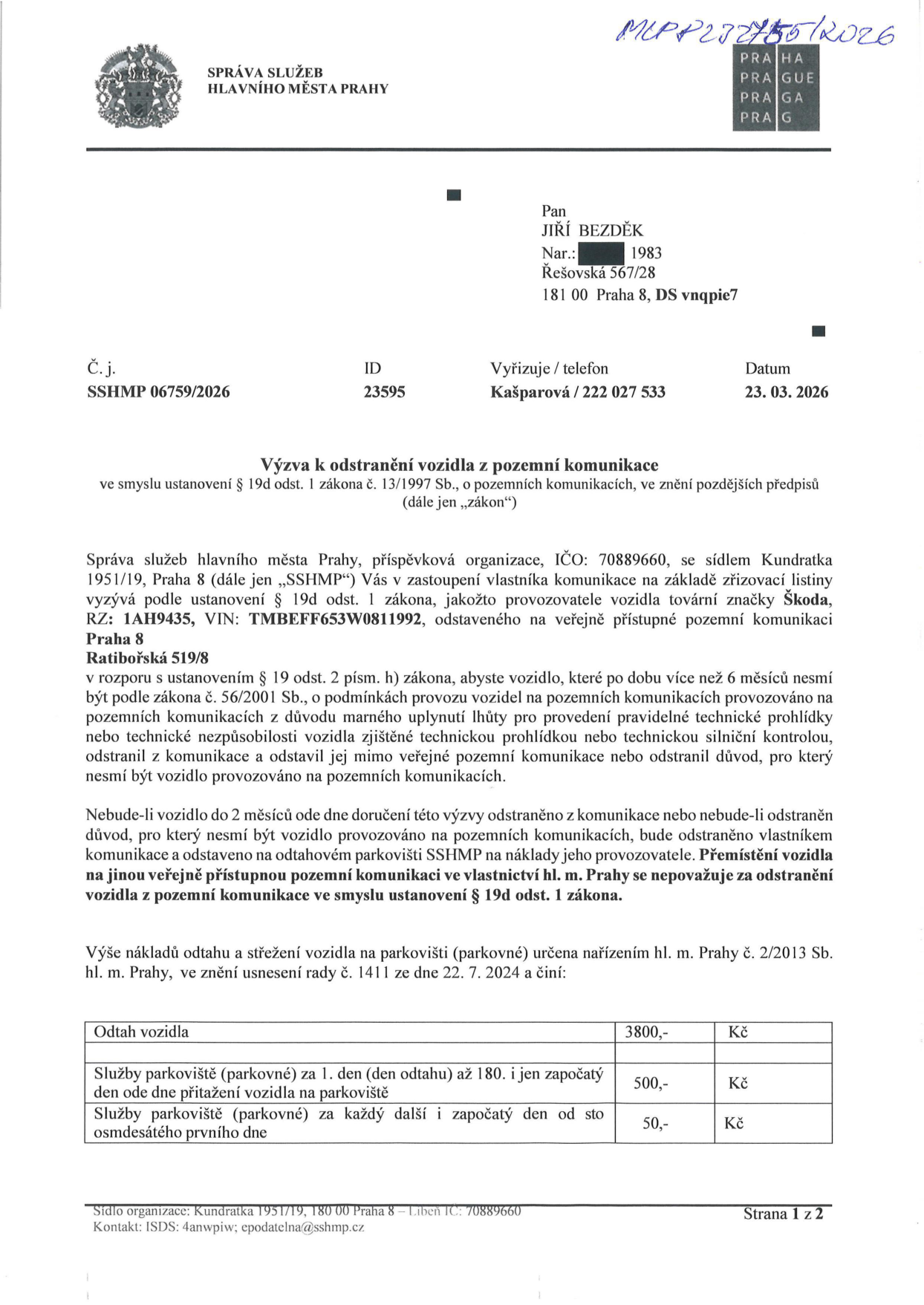 Úřední výzva k odstranění vozidla z pozemní komunikace. Adresát: Jiří Bezděk, nar. 1983, Řešovská 567/28, 181 00 Praha 8. Odesílatel: Správa služeb hlavního města Prahy (SSHMP), Kundratka 1951/19, Praha 8. Číslo jednací: SSHMP 06759/2026, ID 23595, datum 23. 03. 2026. Předmět: Výzva k odstranění vozidla Škoda, RZ: 1AH9435, VIN: TMBEFF653W0811992, odstaveného na adrese Ratibořská 519/8. Důvod: Vozidlo je odstaveno déle než 6 měsíců bez platné technické prohlídky. Lhůta pro odstranění: 2 měsíce od doručení výzvy. Ceník odtahu a parkovného dle nařízení hl. m. Prahy č. 2/2013 Sb.: Odtah vozidla 3800 Kč, parkovné (1.-180. den) 500 Kč/den, parkovné (od 181. dne) 50 Kč/den.