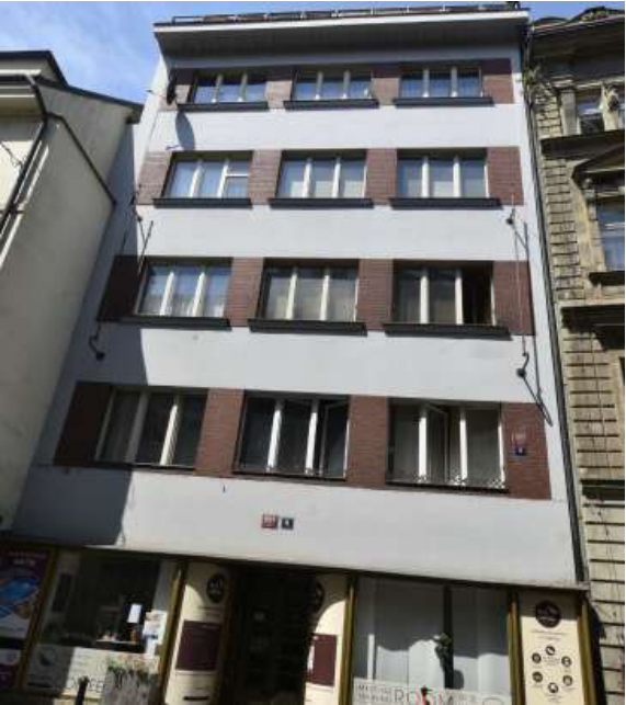 Fotografie uliční fasády budovy, která je předmětem stavebního nebo územního řízení.