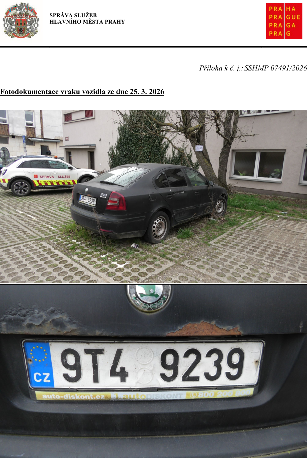 Fotodokumentace vraku vozidla ze dne 25. 3. 2026, příloha k č. j.: SSHMP 07491/2026. Dokument obsahuje fotografie černého vozidla značky Škoda s registrační značkou 9T4 9239, které se nachází na parkovišti u budovy. Na vozidle je patrná koroze a je v blízkosti stromu.