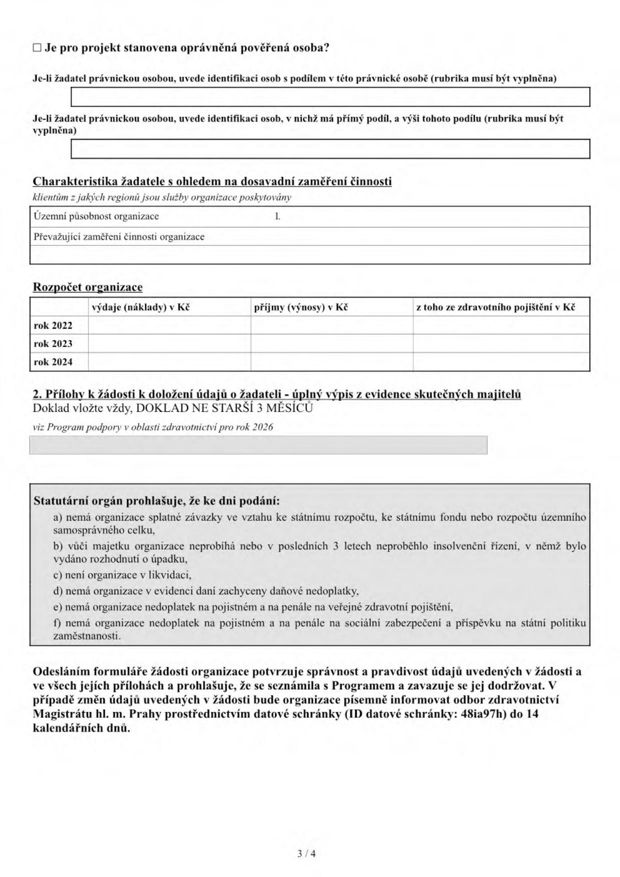 Strana 3/4 formuláře žádosti o dotaci. Obsahuje sekce: 'Je pro projekt stanovena oprávněná pověřená osoba?', identifikaci osob s podílem v právnické osobě, 'Charakteristika žadatele s ohledem na dosavadní zaměření činnosti' (územní působnost, zaměření), tabulku 'Rozpočet organizace' pro roky 2022, 2023 a 2024 (sloupce: výdaje, příjmy, z toho ze zdravotního pojištění). Dále sekci '2. Přílohy k žádosti' (výpis z evidence skutečných majitelů, max. 3 měsíce starý) a prohlášení statutárního orgánu o bezdlužnosti a bezúhonnosti organizace (body a-f). Dokument končí poučením o povinnosti informovat odbor zdravotnictví Magistrátu hl. m. Prahy (ID datové schránky: 48ia97h) o změnách do 14 dnů.