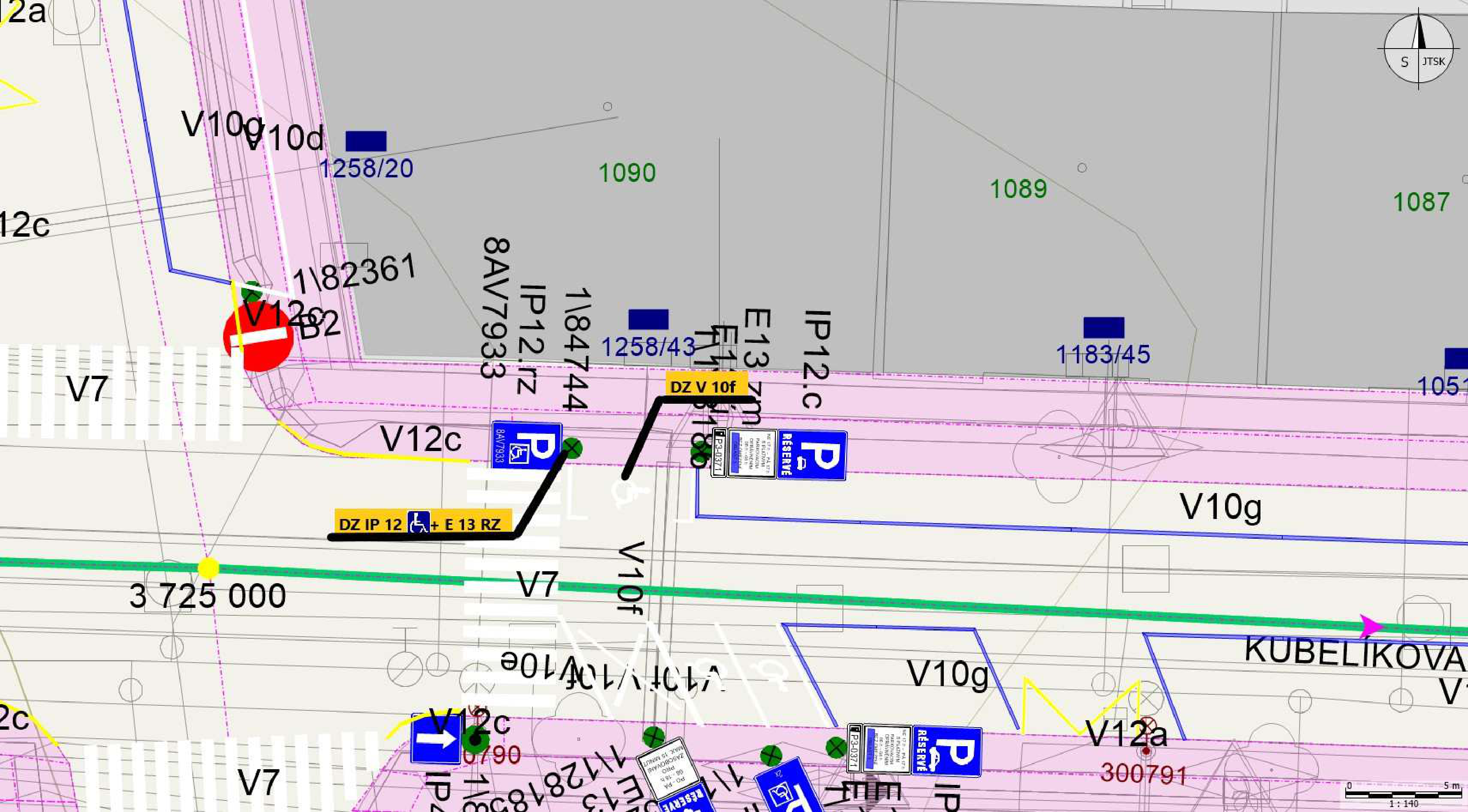 Situační nákres dopravního značení v ulici Kubelíkova. Obsahuje: značky zákazu vjezdu (B2), parkovací místa pro invalidy (IP 12 + E 13 RZ), vyhrazená parkovací místa (IP 12c + E 13), vodorovné dopravní značení (V7, V10g, V12c, V12a), čísla parcel (1258/20, 1090, 1089, 1087, 1258/43, 1183/45, 300791) a technické značení (DZ V 10f, E 13 7m).