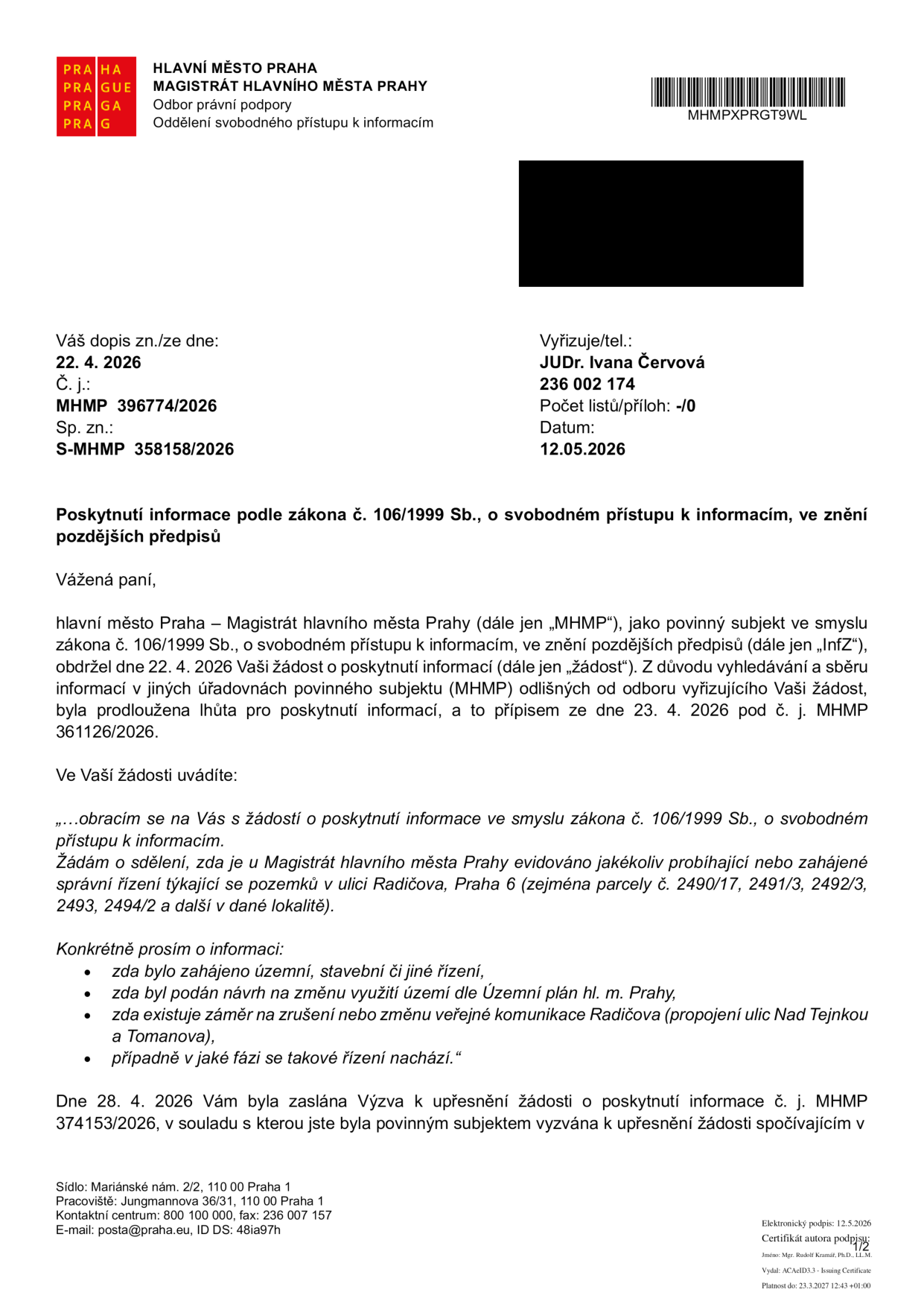 Úřední dopis Magistrátu hlavního města Prahy ze dne 12. 5. 2026, č. j. MHMP 396774/2026, sp. zn. S-MHMP 358158/2026. Předmětem je poskytnutí informace podle zákona č. 106/1999 Sb. na základě žádosti ze dne 22. 4. 2026 týkající se pozemků v ulici Radičova, Praha 6 (parcely č. 2490/17, 2491/3, 2492/3, 2493, 2494/2 a další). Žadatel se dotazuje na probíhající správní řízení, změny územního plánu a záměry na zrušení či změnu komunikace Radičova. Dopis zmiňuje předchozí výzvu k upřesnění žádosti č. j. MHMP 374153/2026 ze dne 28. 4. 2026.