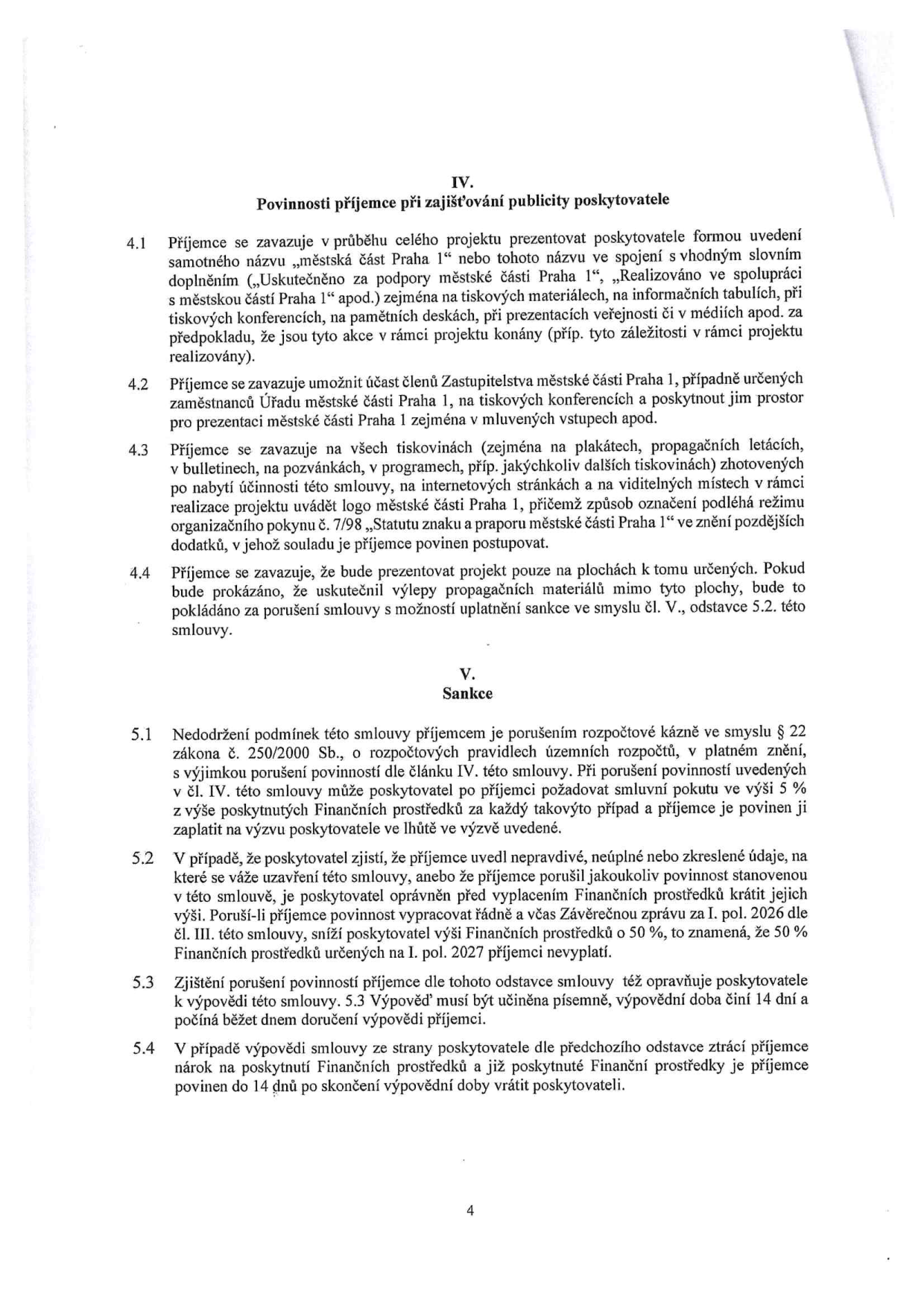 Část smlouvy obsahující články IV. (Povinnosti příjemce při zajištění publicity poskytovatele) a V. (Sankce). Článek IV. specifikuje povinnost příjemce prezentovat městskou část Praha 1 na všech materiálech, akcích a médiích souvisejících s projektem, včetně dodržování pravidel pro užití znaku a praporu. Článek V. definuje sankce za porušení rozpočtové kázně (smluvní pokuta 5 % z výše prostředků), důsledky uvedení nepravdivých údajů (krácení dotace) a podmínky pro výpověď smlouvy (14denní výpovědní lhůta, povinnost vrátit prostředky).