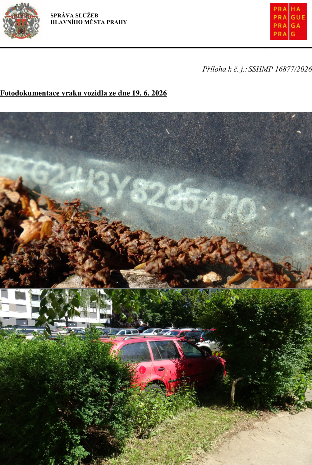 Dokument Správy služeb hlavního města Prahy, příloha k č. j.: SSHMP 16877/2026. Fotodokumentace vraku vozidla ze dne 19. 6. 2026. Obrázek obsahuje detailní záběr na VIN kód vozidla (částečně čitelný jako G21H3Y8285470) a fotografii červeného kombi zaparkovaného v zeleni.