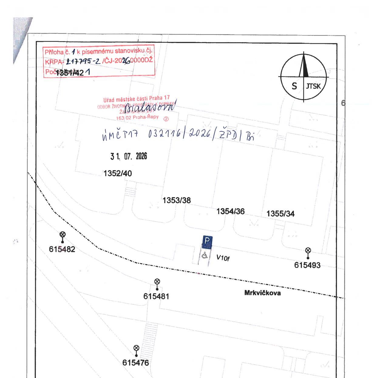 Situační nákres (katastrální mapa) s vyznačenými parcelami (1352/40, 1353/38, 1354/36, 1355/34) a body (615482, 615493, 615481, 615476) v ulici Mrkvičkova. Dokument obsahuje úřední razítko: 'Uřad městské části Praha 17, ODBOR ŽIVOTNÍHO PROSTŘEDÍ A DOPRAVY, Žalanského 291/12b, 163 02 Praha-Řepy'. Dále obsahuje text: 'Příloha č. 1 k písemnému stanovisku čj. KRPA-217795-2/ČJ-20260000DŽ, Poč. 1351421', 'ÚMČ P17 032116/2026/ŽPD/Bi', datum '31. 07. 2026' a značku pro parkoviště (P) s invalidním symbolem (V10f).