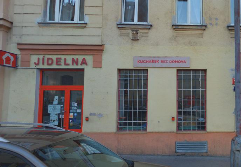 Fotografie budovy s provozovnou Jídelna a Kuchařek bez domova.