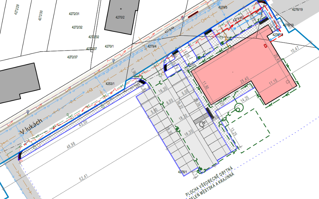 Situační nákres stavby s vyznačením parcel, parkovacích ploch a budovy v lokalitě V lukách.