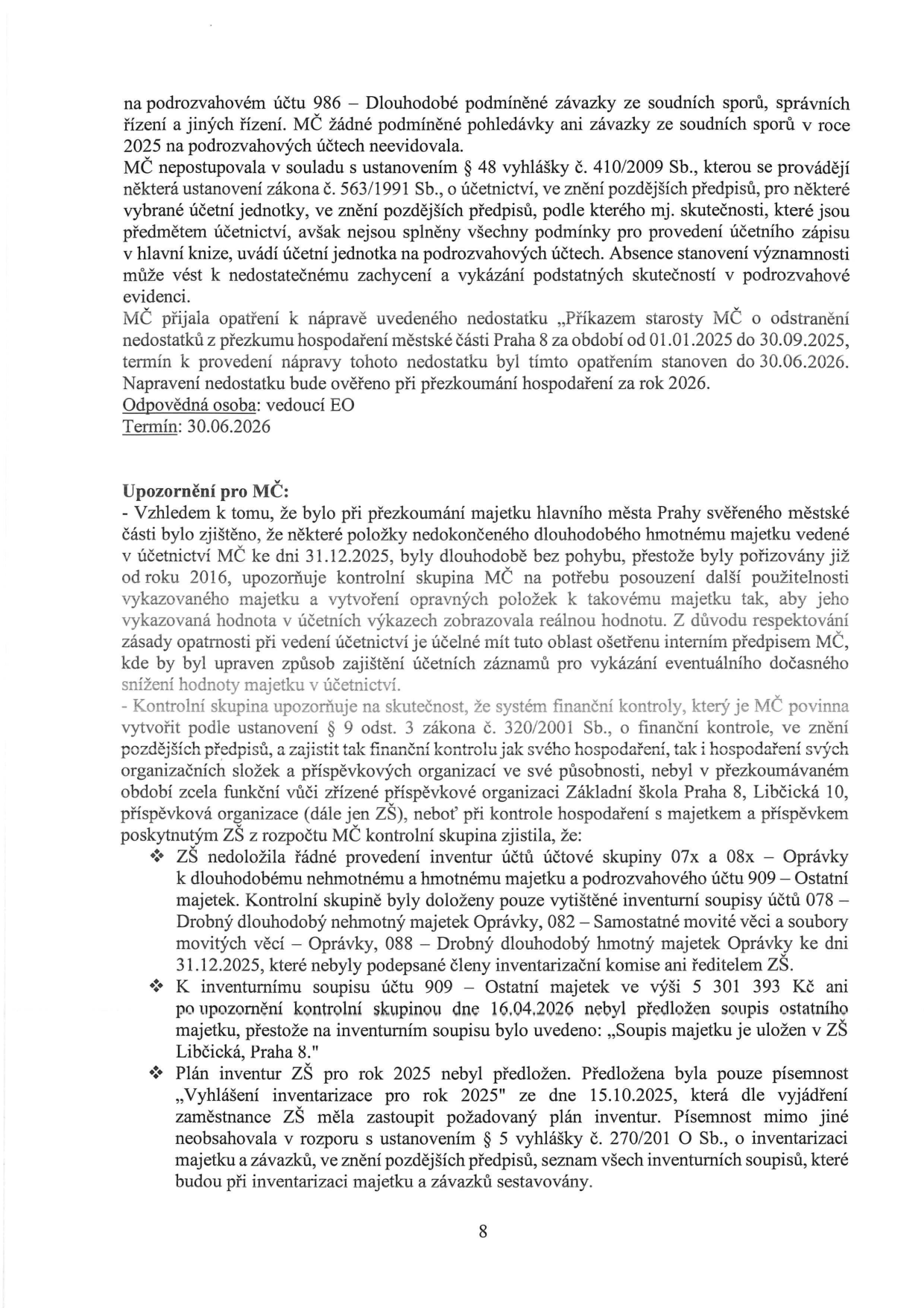 Strana 8 úředního dokumentu obsahující závěry kontroly hospodaření MČ Praha 8. Obsah: 1. Podrozvahový účet 986 (dlouhodobé podmíněné závazky): MČ nevedla záznamy a nesplnila podmínky vyhlášky č. 410/2009 Sb., náprava stanovena do 30.06.2026. 2. Upozornění pro MČ: Nedokončený dlouhodobý majetek bez pohybu od roku 2016 vyžaduje posouzení použitelnosti. 3. Kontrola příspěvkové organizace Základní škola Praha 8, Libčická 10: Zjištěny nedostatky v inventarizaci (chybějící podpisy, neúplné soupisy, nepředložený plán inventur pro rok 2025).