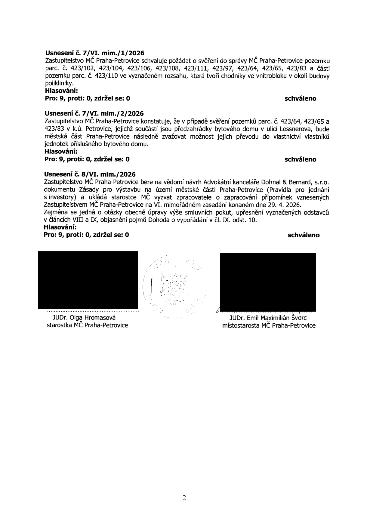 Zápis z jednání Zastupitelstva MČ Praha-Petrovice ze dne 29. 4. 2026 obsahující tři usnesení: 1) Usnesení č. 7/VI. mim./1/2026: Schválení žádosti o svěření pozemků parc. č. 423/102, 423/104, 423/106, 423/108, 423/111, 423/97, 423/64, 423/65, 423/83 a části parc. č. 423/110 do správy MČ Praha-Petrovice (chodníky v okolí polikliniky). Hlasování: 9 pro, 0 proti, 0 zdržel se. 2) Usnesení č. 7/VI. mim./2/2026: Konstatování, že u pozemků parc. č. 423/64, 423/65 a 423/83 v k.ú. Petrovice (předzahrádky v ulici Lessnerova) bude zvažován převod do vlastnictví vlastníků bytových jednotek. Hlasování: 9 pro, 0 proti, 0 zdržel se. 3) Usnesení č. 8/VI. mim./2026: Vzetí na vědomí návrhu Advokátní kanceláře Dohnal & Bernard, s.r.o. k dokumentu 'Zásady pro výstavbu na území městské části Praha-Petrovice' a uložení starostce zajistit zapracování připomínek (smluvní pokuty, odst. VIII, IX a X). Hlasování: 9 pro, 0 proti, 0 zdržel se. Dokument podepsali JUDr. Olga Hromasová (starostka) a JUDr. Emil Maximilián Švorc (místostarosta).