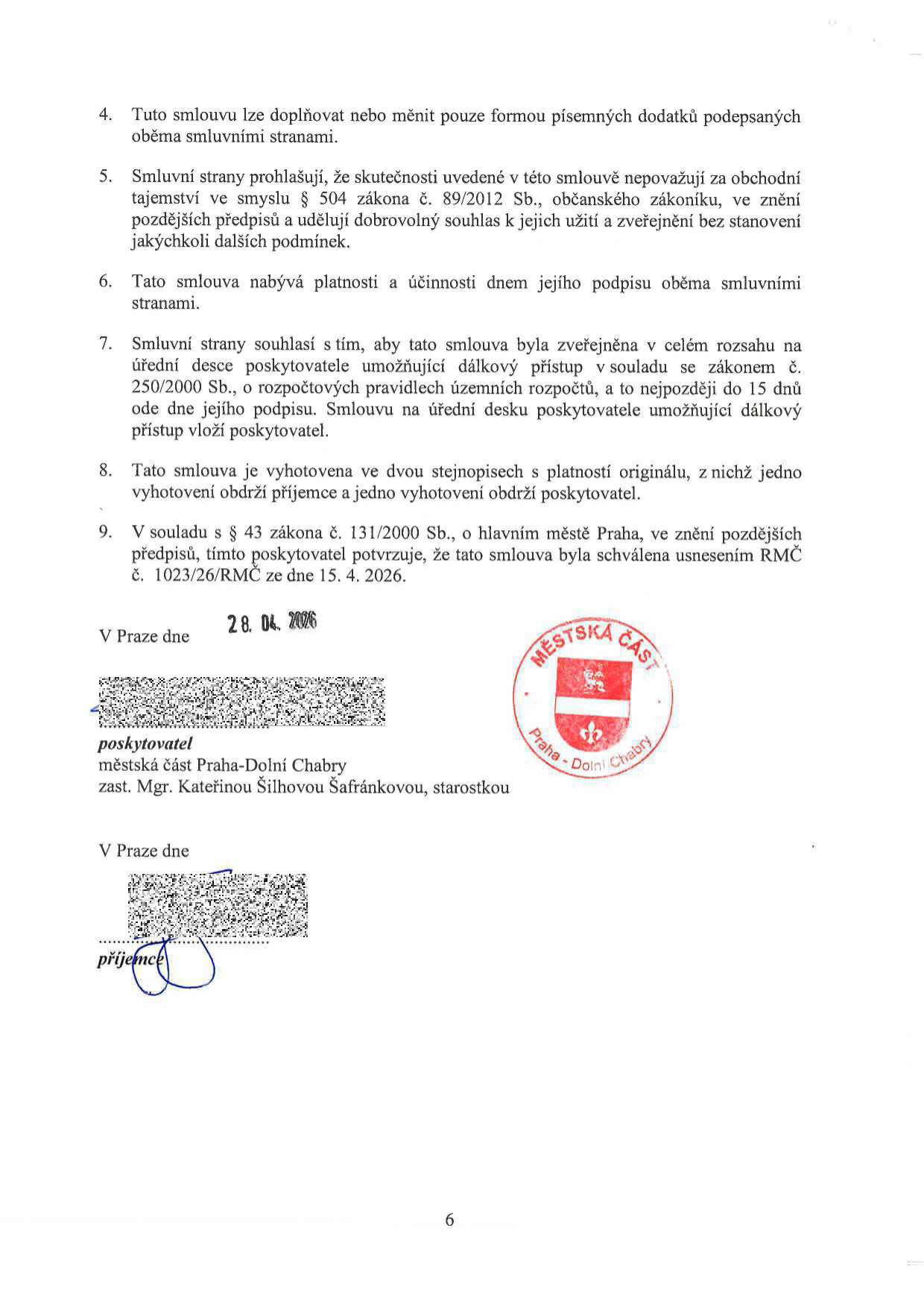 Závěrečná ustanovení smlouvy (body 4-9): 4. Smlouvu lze měnit pouze písemnými dodatky. 5. Smluvní strany souhlasí se zveřejněním údajů. 6. Smlouva nabývá platnosti a účinnosti dnem podpisu. 7. Smlouva bude zveřejněna na úřední desce poskytovatele do 15 dnů od podpisu. 8. Vyhotoveno ve dvou stejnopisech. 9. Smlouva schválena usnesením RMC č. 1023/26/RMC ze dne 15. 4. 2026. V Praze dne 28. 04. 2026. Poskytovatel: městská část Praha-Dolní Chabry, zast. Mgr. Kateřinou Šilhovou Šafránkovou, starostkou. Příjemce (podpis).
