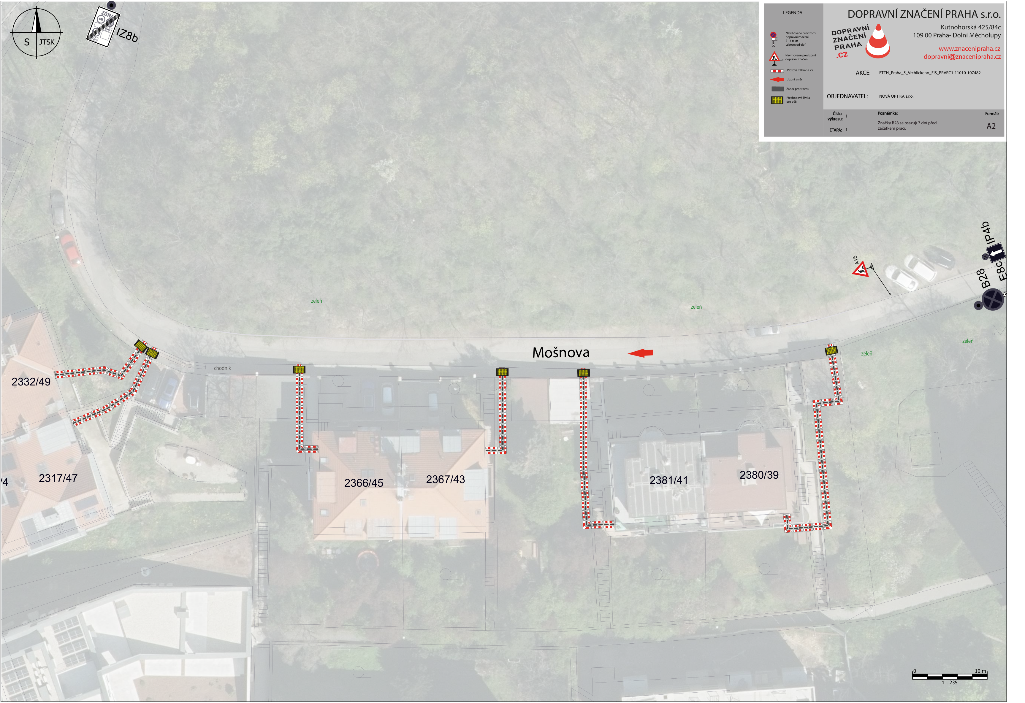 Situační plán dopravního značení pro akci FTTH_Praha_S_Vrchlickeho_FIS_PRMRC1-11010-107482 v ulici Mošnova. Zhotovitel: DOPRAVNÍ ZNAČENÍ PRAHA s.r.o., Kutnohorská 425/84c, 109 00 Praha-Dolní Měcholupy, www.znacenipraha.cz, dopravni@znacenipraha.cz. Objednatel: NOVÁ OPTIKA s.r.o. Plán obsahuje zákresy výkopových prací (červeno-bílé čárkované linie) u parcel č. 2332/49, 2317/47, 2366/45, 2367/43, 2381/41 a 2380/39. V plánu je vyznačeno dopravní značení (IZ8b, A15, B28, IP4b, E8c). Poznámka: Značky B28 se osazují 7 dní před začátkem prací. Měřítko 1:235.