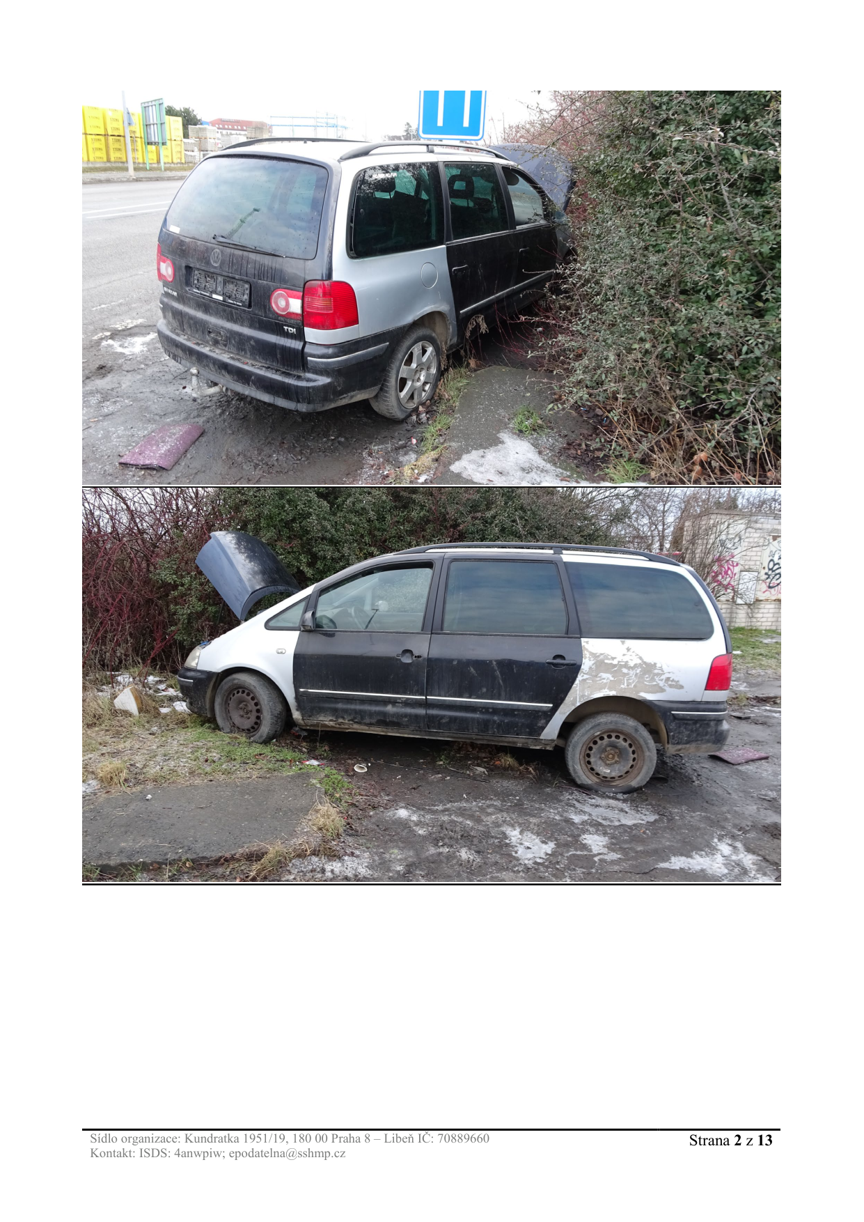 Fotografie vraku osobního automobilu VW Sharan odstaveného v terénu, pravděpodobně dokladující stav pozemku.