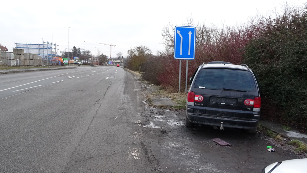 Fotografie pozemku a dopravního značení v místě plánovaného záměru.