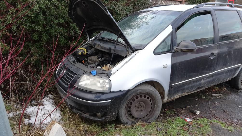 Fotografie osobního automobilu odstaveného v terénu, pravděpodobně jako součást dokumentace k řešenému pozemku.
